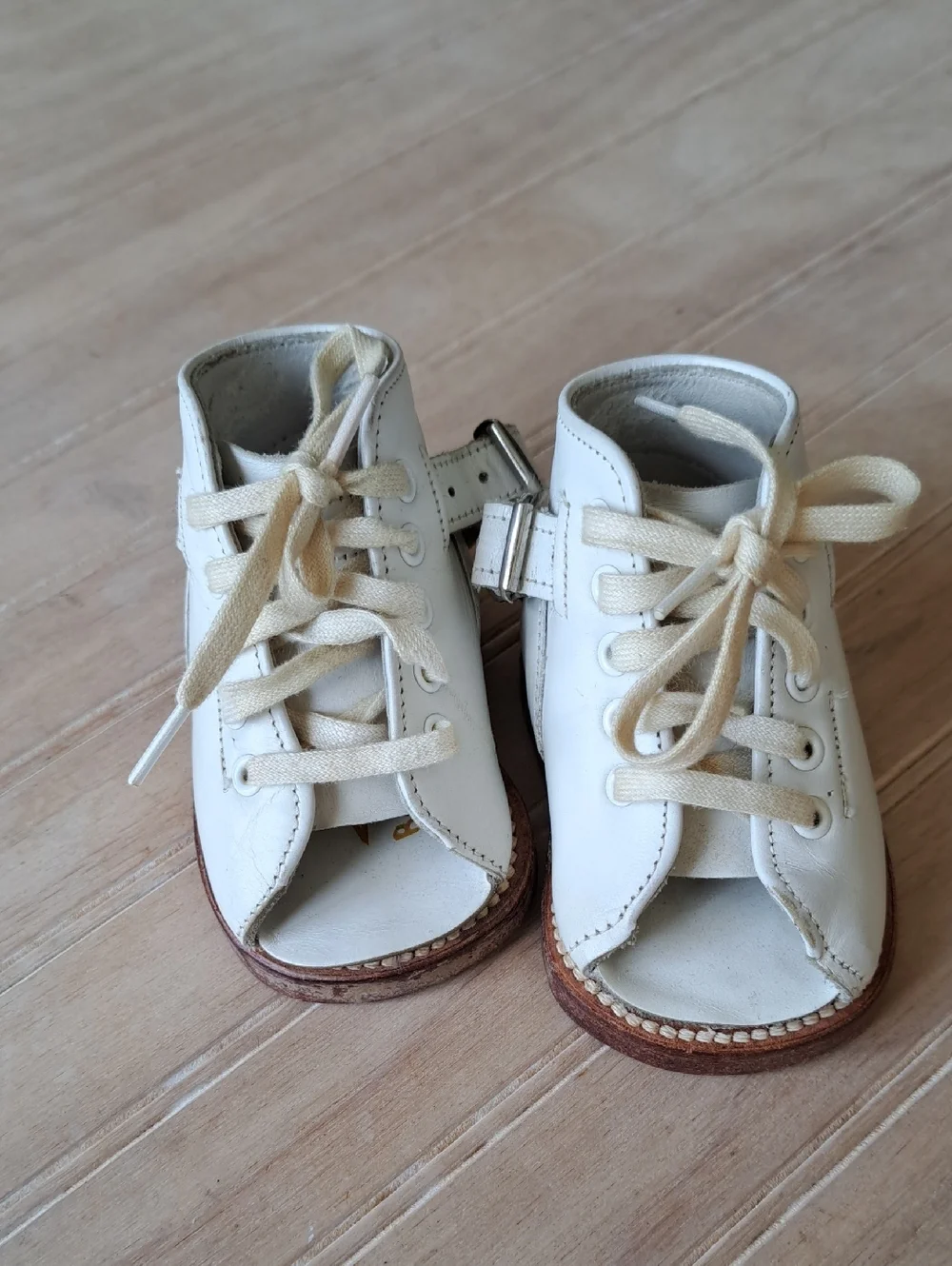 Vintage 1950s Sabel’s White Leather Orthopedic Pre-Walker Baby Lace Up Shoes